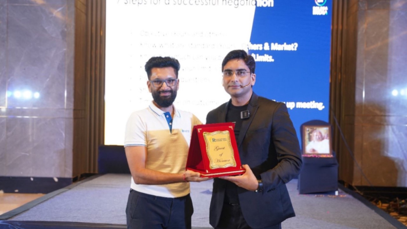 Tauseef Hasan receiving a Guest of Honour memento